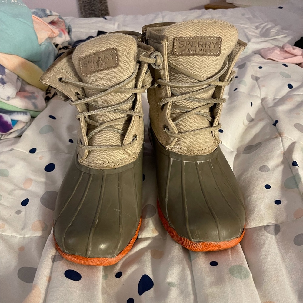 Woman’s sperry boots